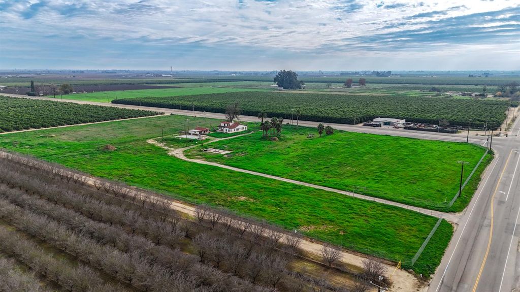 Image 2 of property listing at 7088 E Jensen Avenue, Fresno, CA 93737