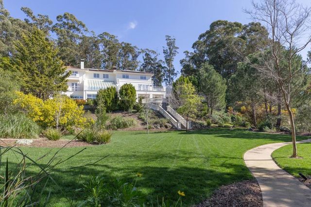 15 Boroughwood Place, Hillsborough, CA 94010