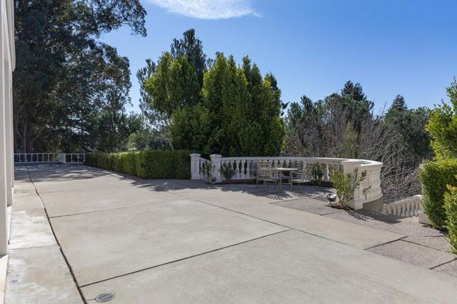 15 Boroughwood Place, Hillsborough, CA 94010