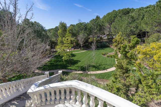 15 Boroughwood Place, Hillsborough, CA 94010