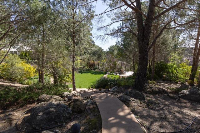 15 Boroughwood Place, Hillsborough, CA 94010