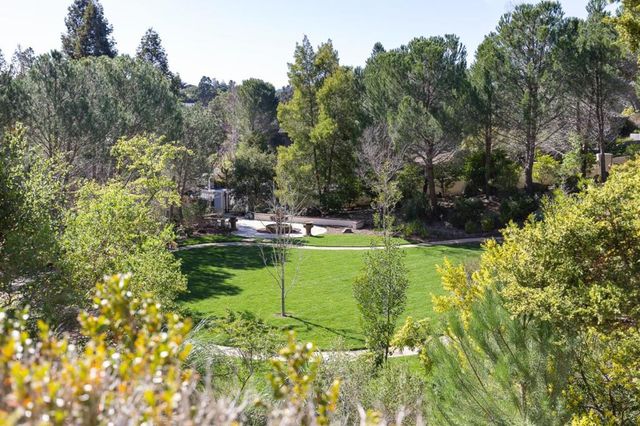 15 Boroughwood Place, Hillsborough, CA 94010