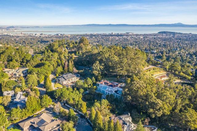 15 Boroughwood Place, Hillsborough, CA 94010