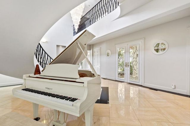 15 Boroughwood Place, Hillsborough, CA 94010