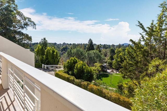 15 Boroughwood Place, Hillsborough, CA 94010