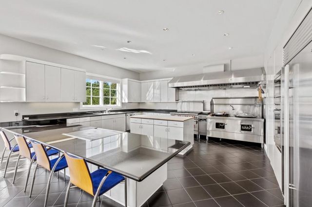 15 Boroughwood Place, Hillsborough, CA 94010