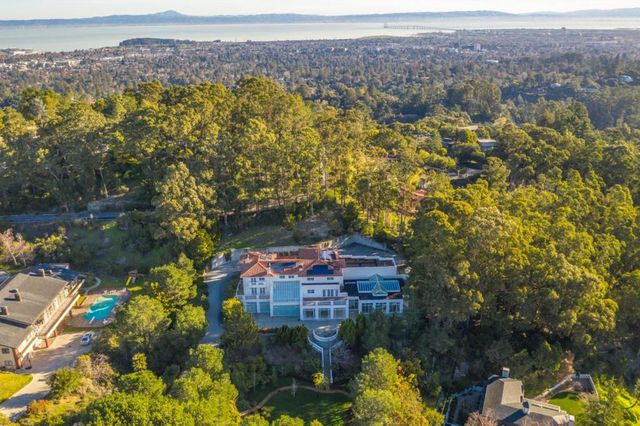 15 Boroughwood Place, Hillsborough, CA 94010