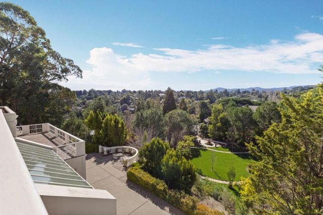 15 Boroughwood Place, Hillsborough, CA 94010