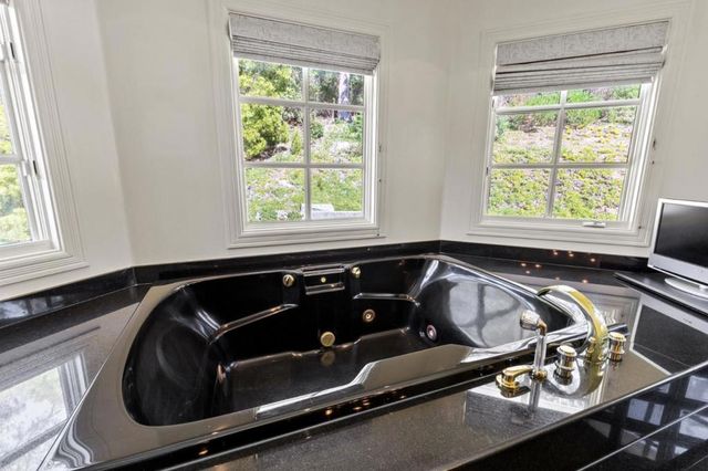 15 Boroughwood Place, Hillsborough, CA 94010