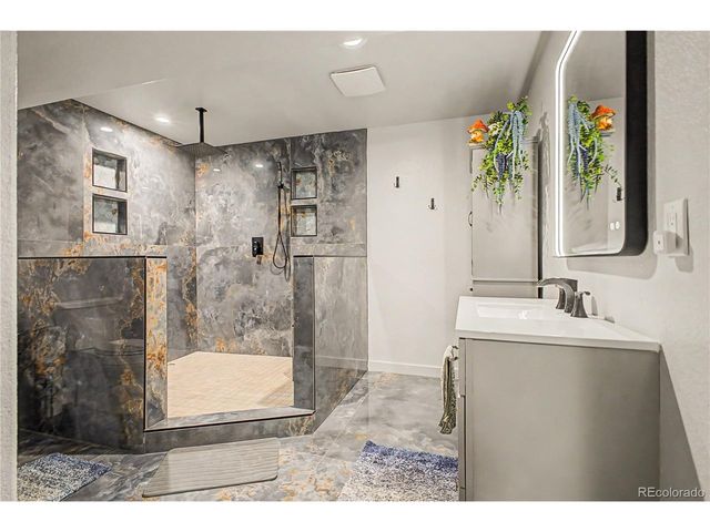 152 N Biloxi Way, Aurora, CO 80018