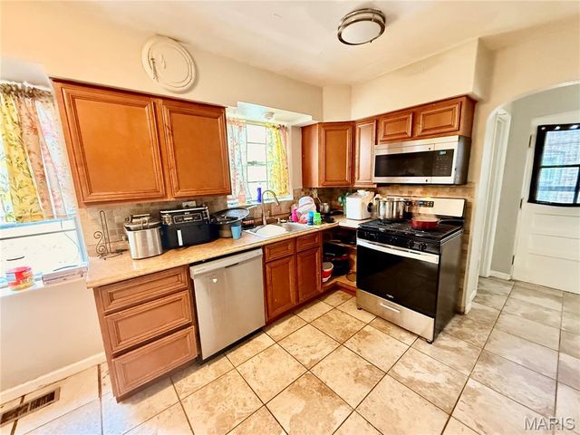 20 Green Acres Road, Bellefontaine Nghbrs, MO 63137