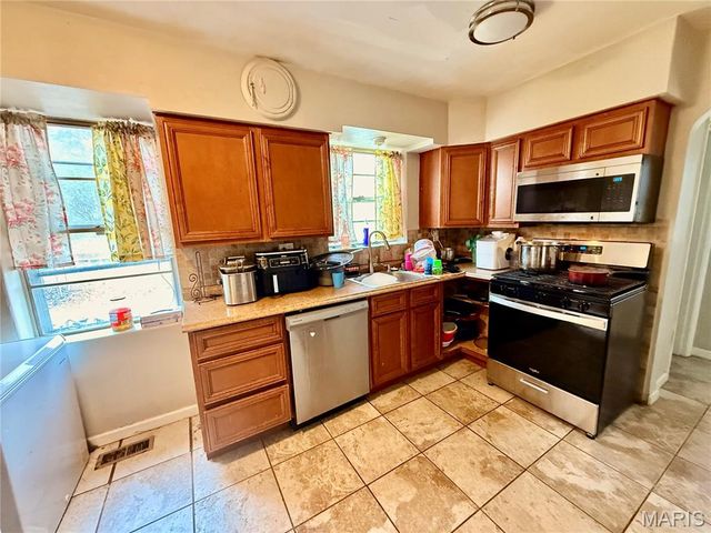 20 Green Acres Road, Bellefontaine Nghbrs, MO 63137