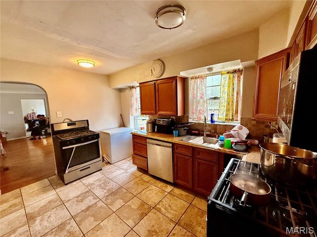 20 Green Acres Road, Bellefontaine Nghbrs, MO 63137