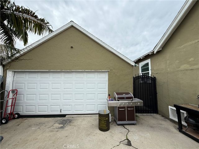 1555 McDonald Avenue, Wilmington, CA 90744