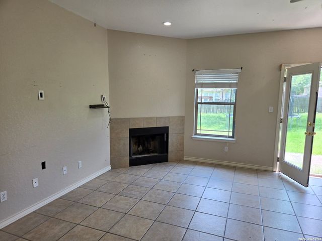 106 Crestway, Floresville, TX 78114