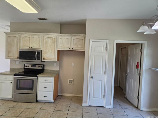 106 Crestway, Floresville, TX 78114
