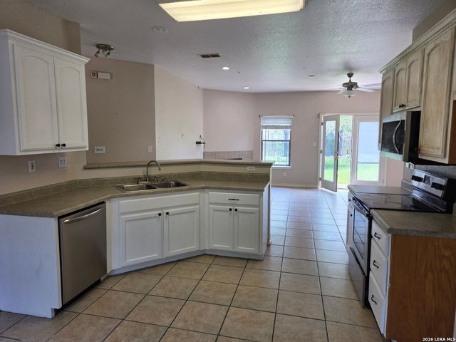 106 Crestway, Floresville, TX 78114