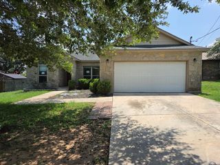 106 Crestway, Floresville, TX 78114