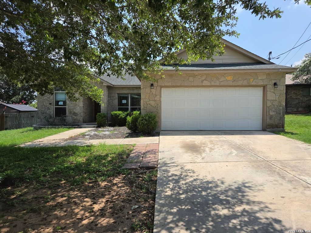 106 Crestway, Floresville, TX 78114