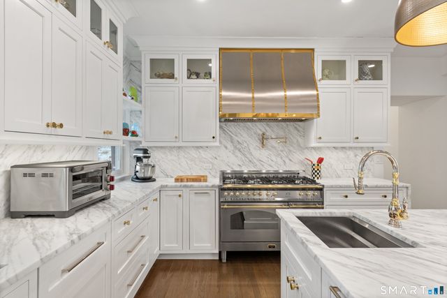 530 Round Hill Road, Greenwich, CT 06831