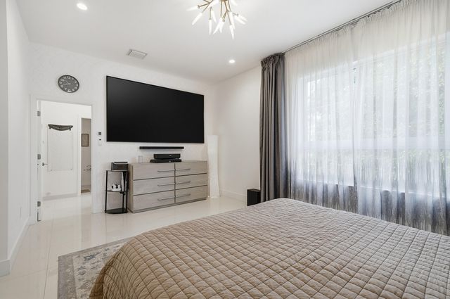 1241 NE 18th Avenue, Fort Lauderdale, FL 33304