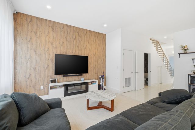 1241 NE 18th Avenue, Fort Lauderdale, FL 33304