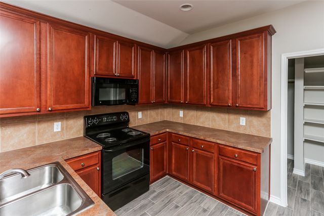 813 Keswick Drive, Desoto, TX 75115