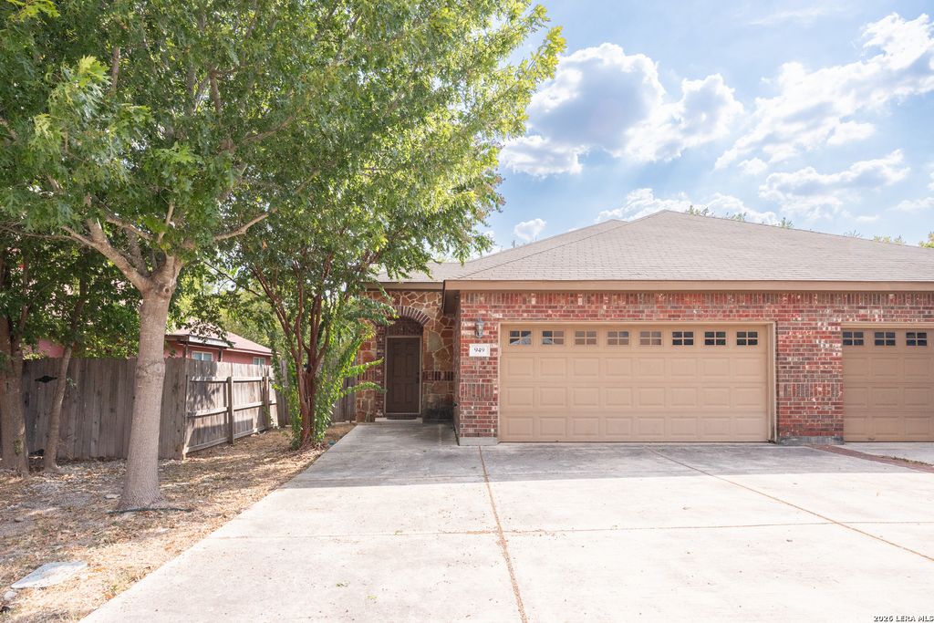 953 BROWN ROCK DR, New Braunfels, TX 78130