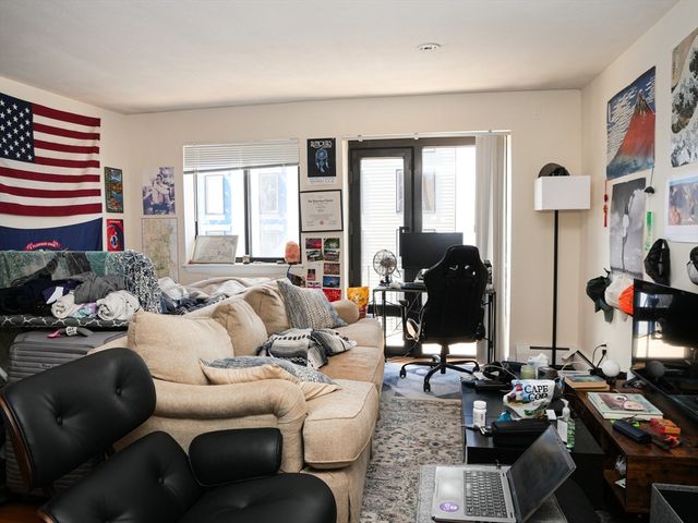 1027 Commonwealth Ave 33, Boston, MA 02215