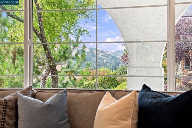 149 Sandringham Dr, Moraga, CA 94556
