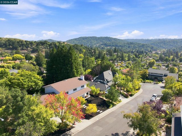 149 Sandringham Dr, Moraga, CA 94556