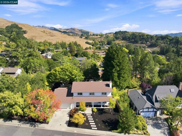 149 Sandringham Dr, Moraga, CA 94556