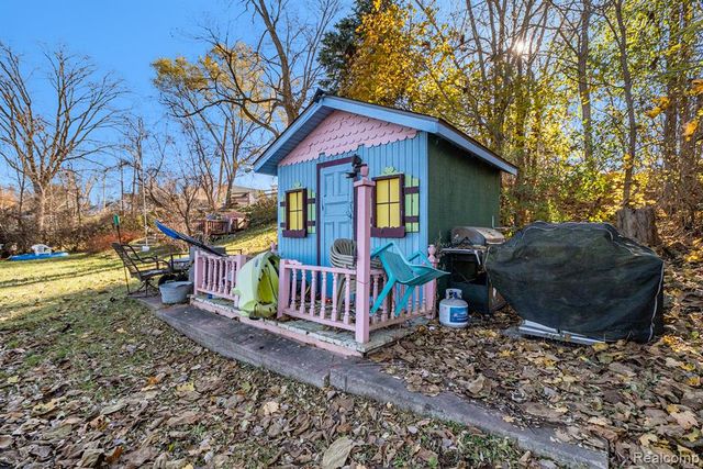 66 E Shore Drive, Whitmore Lake, MI 48189