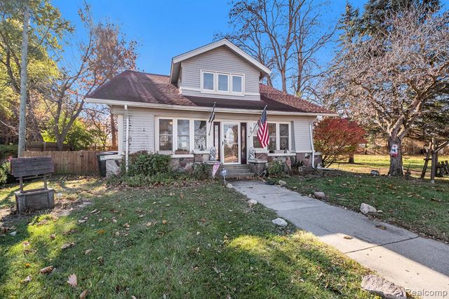 66 E Shore Drive, Whitmore Lake, MI 48189