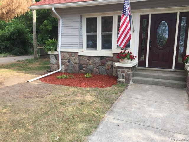 66 E Shore Drive, Whitmore Lake, MI 48189