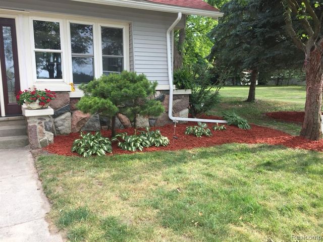 66 E Shore Drive, Whitmore Lake, MI 48189