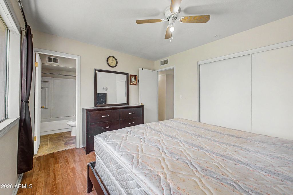 Image 13 of property listing at 9822 N 47TH Drive, Glendale, AZ 85302