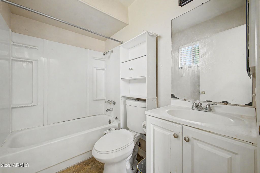 Image 14 of property listing at 9822 N 47TH Drive, Glendale, AZ 85302