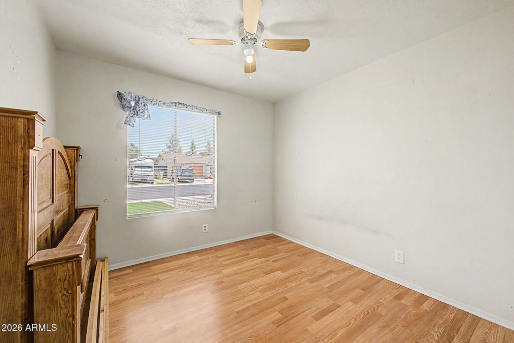 Image 17 of property listing at 9822 N 47TH Drive, Glendale, AZ 85302
