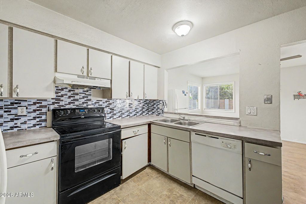 Image 7 of property listing at 9822 N 47TH Drive, Glendale, AZ 85302
