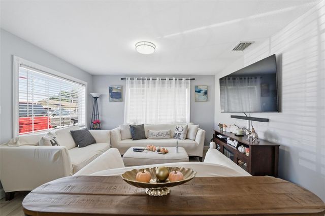 3310 W BEACH STREET, Tampa, FL 33607