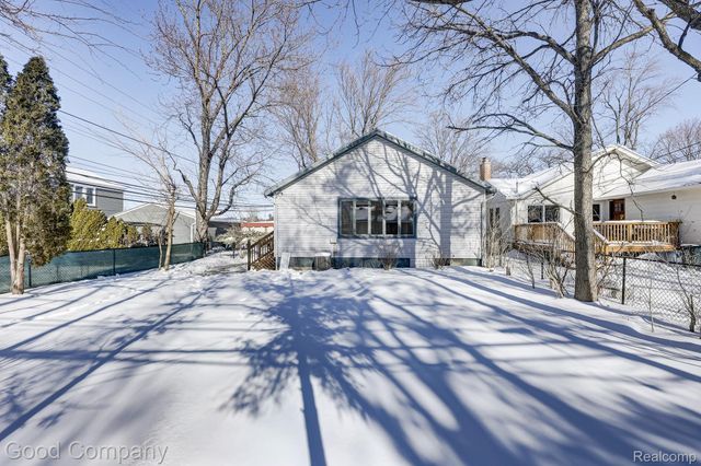 16309 Kirkshire Avenue, Beverly Hills Village, MI 48025