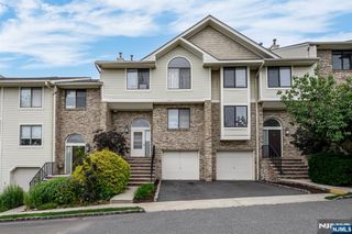 17 Louisburg Square, Verona, NJ 07044
