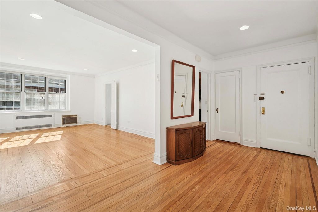 1 Meadow 3H-1, Woodmere, NY 11598