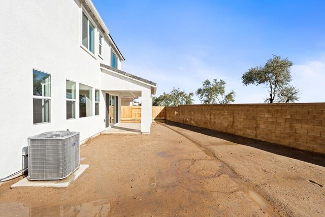 1140 Ponderosa Way W, Madera, CA 93636