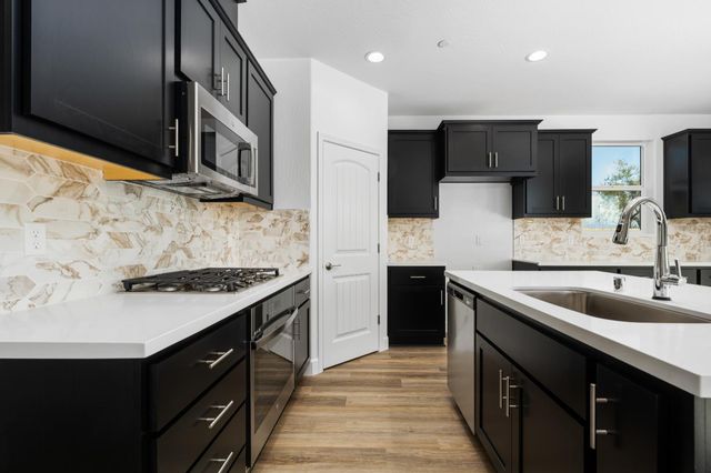 1140 Ponderosa Way W, Madera, CA 93636