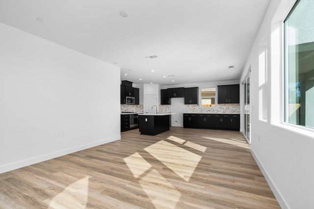 1140 Ponderosa Way W, Madera, CA 93636