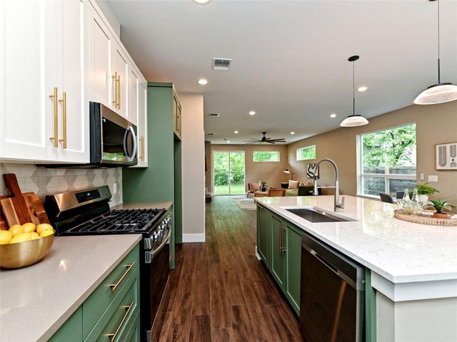 1202 Cometa ST B, Austin, TX 78721