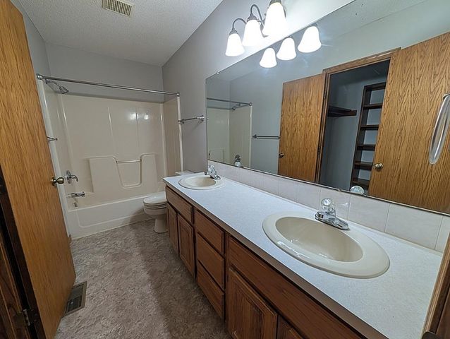1513 E McClelland Drive, Derby, KS 67037