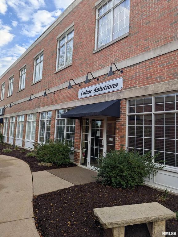 5175 UTICA RIDGE Road, Davenport, IA 52807